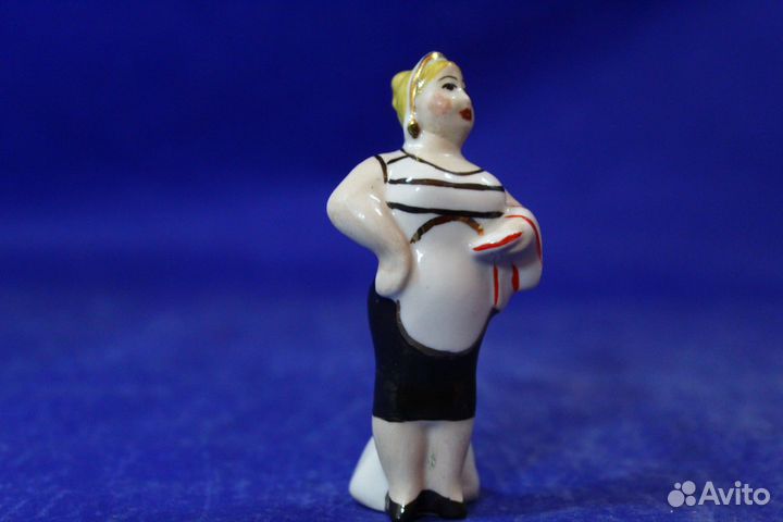 Фарфоровая статуэтка миниатюра Буфетчица Официантк
