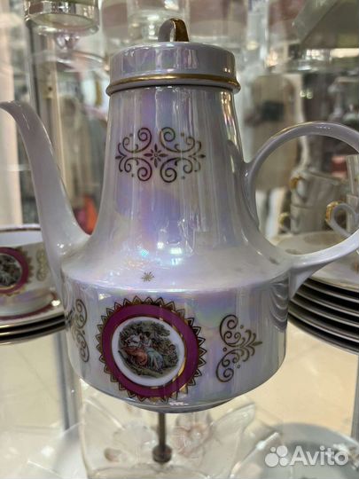 Красивый чайный сервиз. фарфор