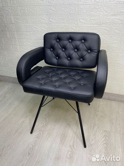 Стул с подлокотниками на ножках