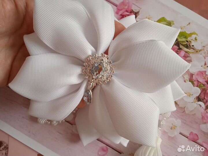 Бантики для волос белые, нарядные на 1 сентября