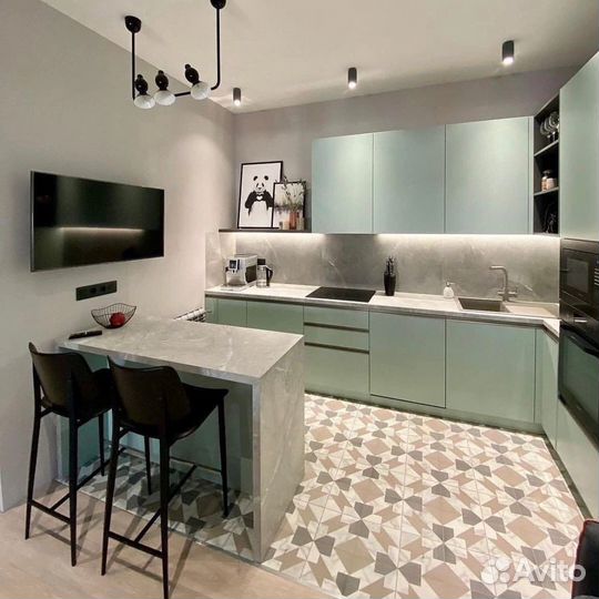 Светлая угловая кухня с техникой в подарок