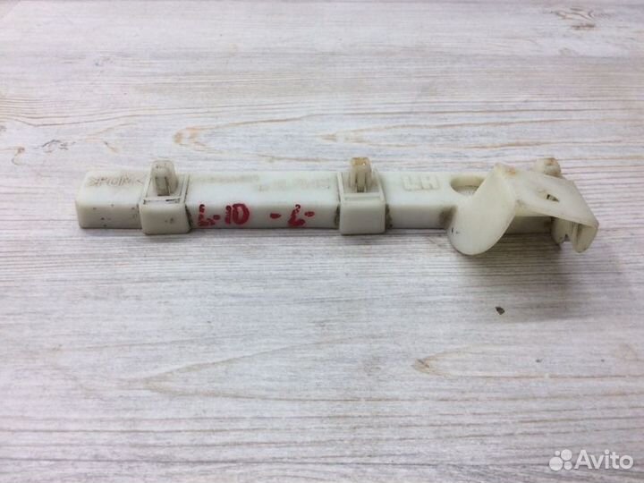 Направляющая переднего бампера левая Mitsubishi