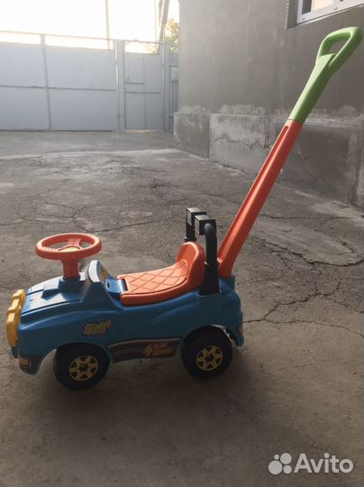 Машинка-каталка с ручкой детская