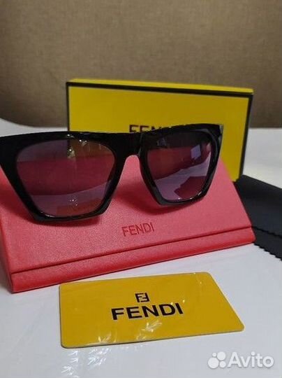 Солнечные очки женские Fendi