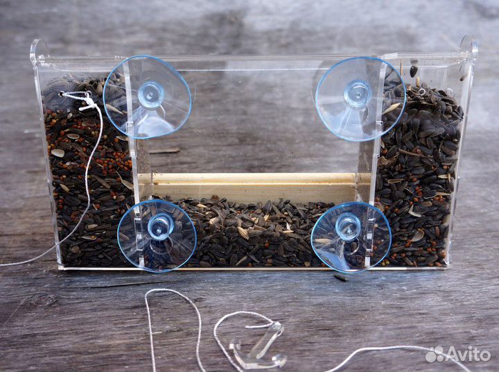 Кормушка для птиц на присосках 