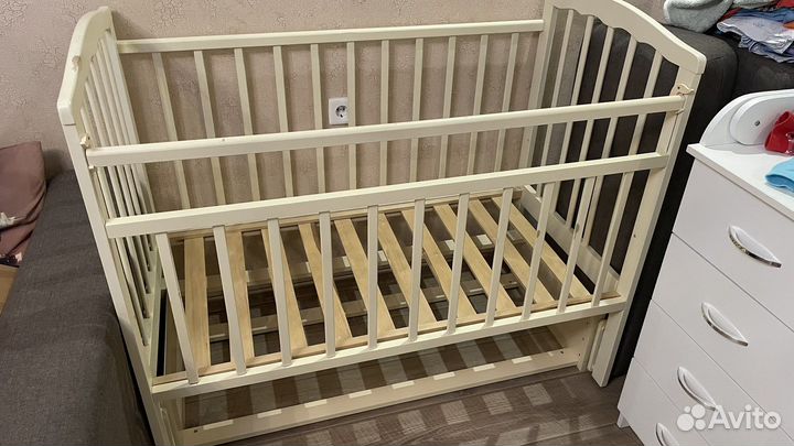 Детская кроватка с матрасом, с маятником