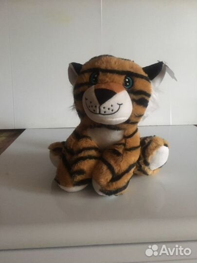 Тигренок новая игрушка