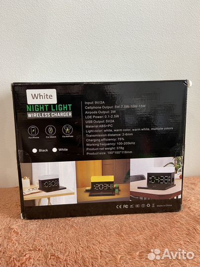 Ночник с часами и безпроводной зарядкой