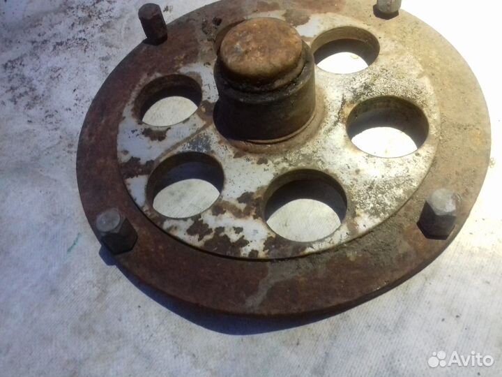 На Легковой прицеп баз 8142 ступица колеса