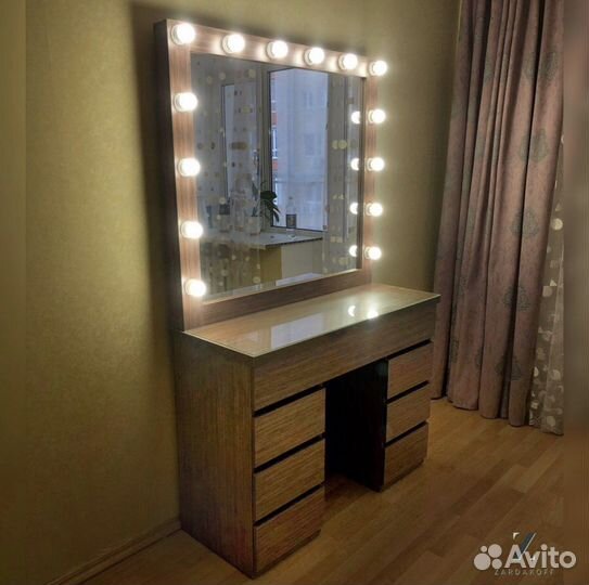 Большое гримёрное зеркало + туалетный столик