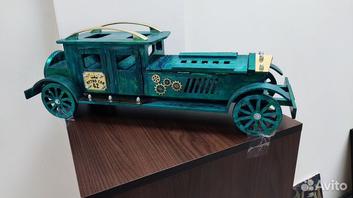 Модель ретро автомобиля, самолёт