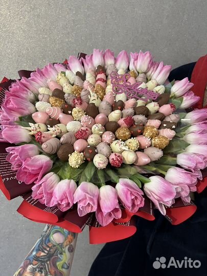 Букет из клубники в шоколаде с цветами