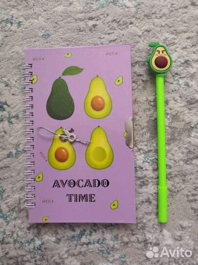 Блокнот с ручкой и тетрадь