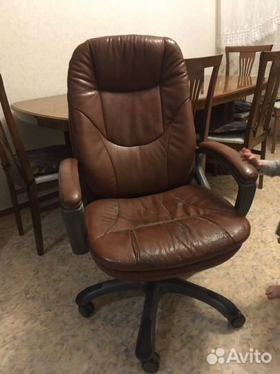 Кожаное кресло бу