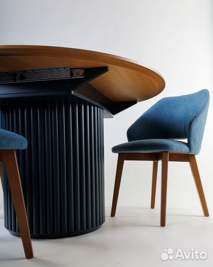 Круглый стол из массива