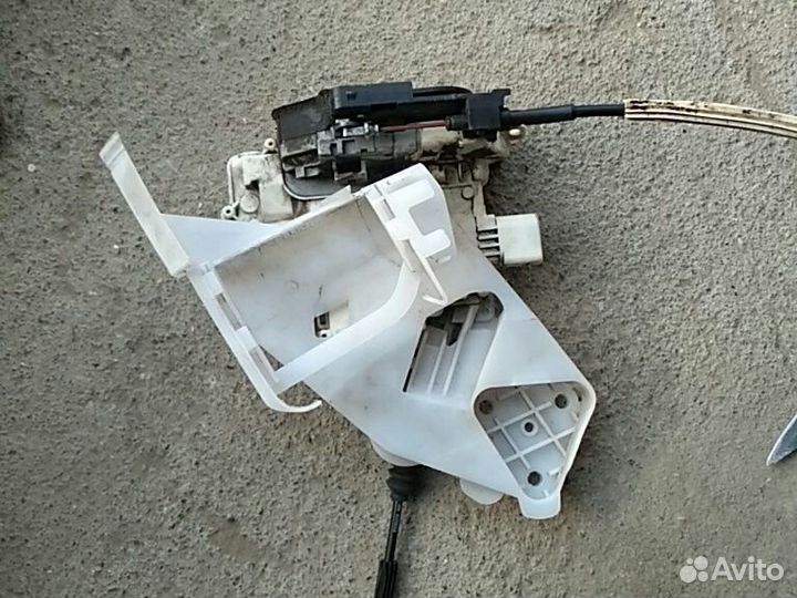 Замок задней левой двери Volkswagen Passat B7