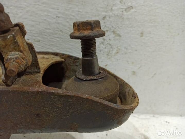 Рычаг задний верхний правый 555011LB0A