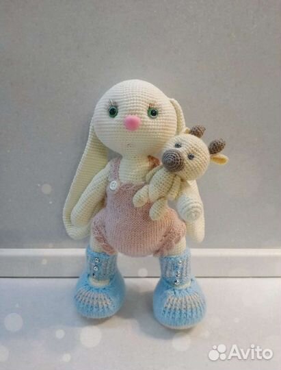 Вязаная зайка ручной работы