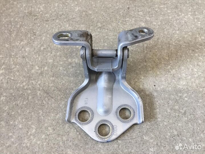 Петля двери передней правой верхняя Ssang Yong Kyr