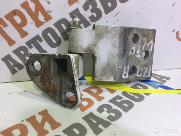 Мерседес Вито Петля верхняя передней двери Прав