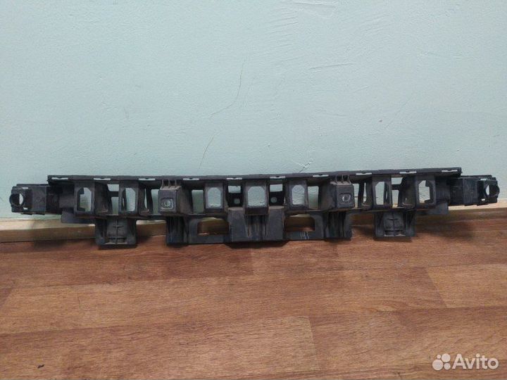 Кронштейн заднего бампера центральный Mercedes