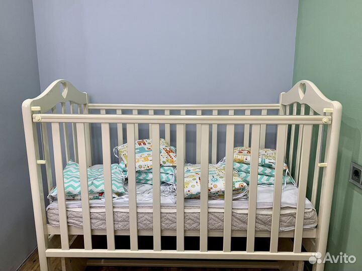 Детская кроватка с универсальным маятником