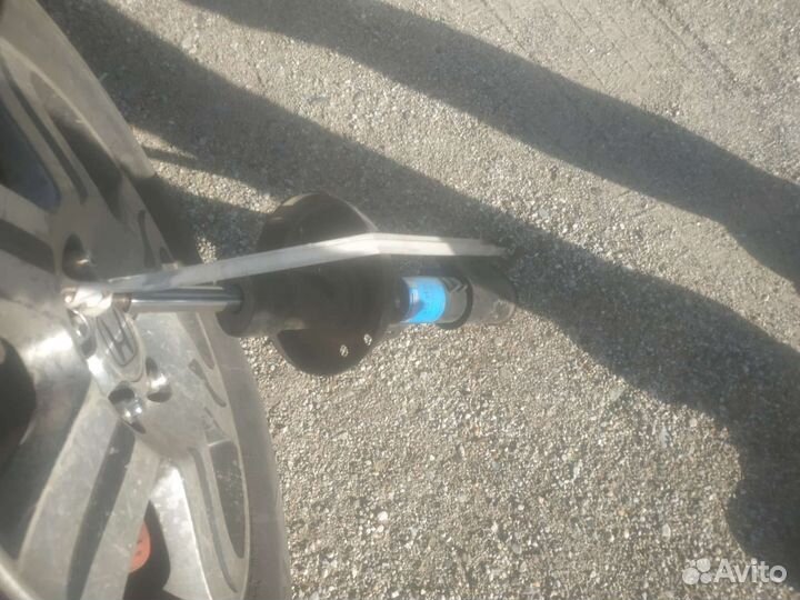 Стойка амортизатора передняя