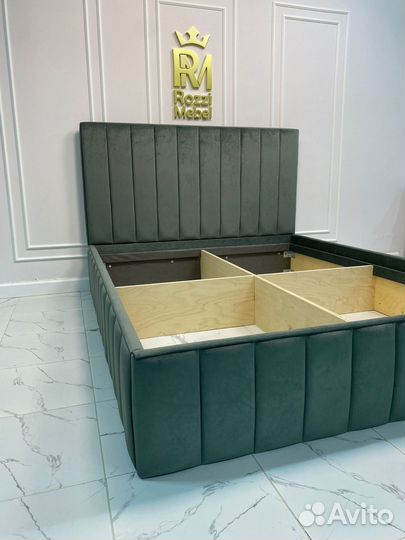 Кровать двуспальная в обивке с утяжками