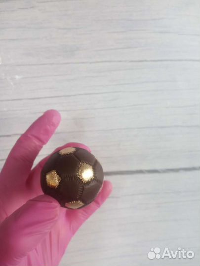 Сладкий подарок мяч из шоколада тренеру футболисту