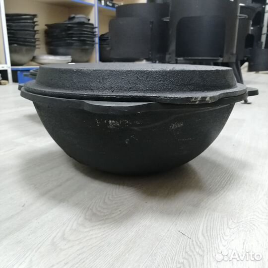 Казан с чугунной крышкой сковородкой