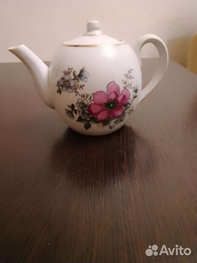 Заварочные чайники и кувшин