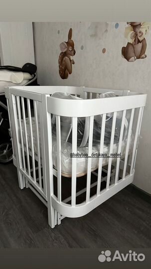 Детская кроватка с маятником и колесами