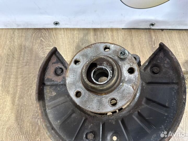 Кулак поворотный передний левый Volkswagen Touareg