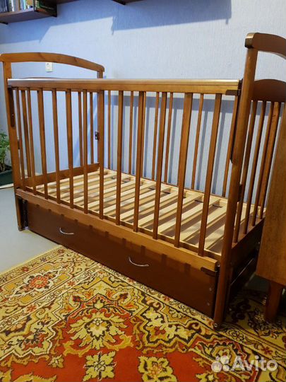 Детская кроватка с маятником б/у