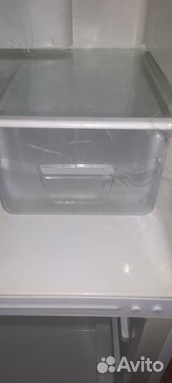 Продам холодильник. Работает только морозилка
