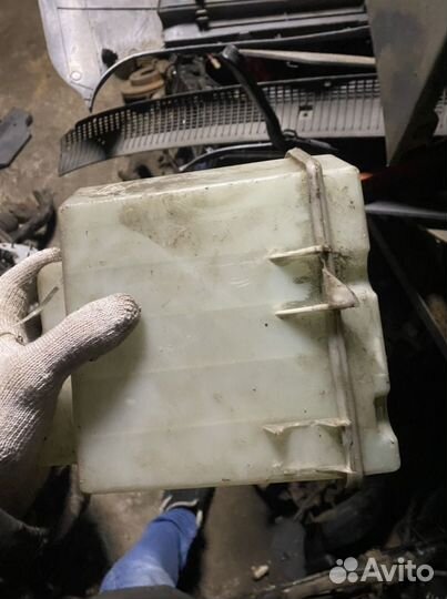 Бочек омывателя Nissan Altima L30