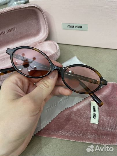 Солнцезащитные очки Miu Miu