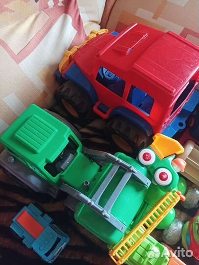 Трактор, машинка, не маленькие