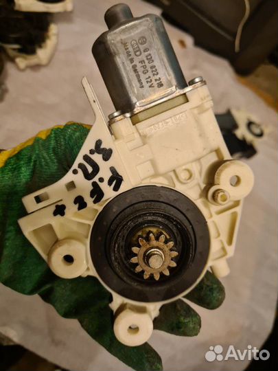 Мотор стеклоподъемника задний правый Ford Focus 2