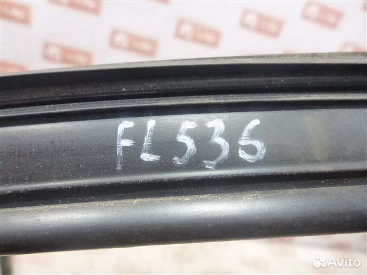 Уплотнительная резинка стекла передняя левая