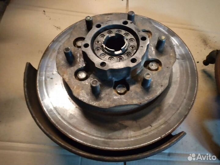 Поворотный кулак Nissan Terrano D21