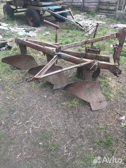 Плуг трехкорпусный