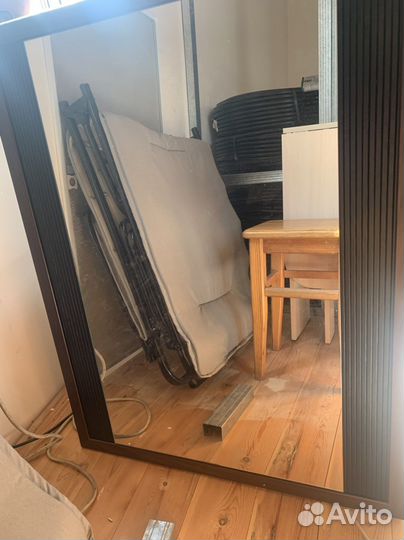 Зеркало в деревянной раме