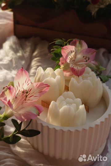 Свеча: тюльпаны в круглой форме