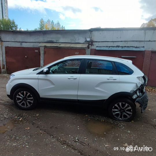 LADA XRAY Cross 1.6 CVT, 2019, битый, 178 000 км