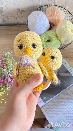 Вязанная игрушка и погремушка для детей