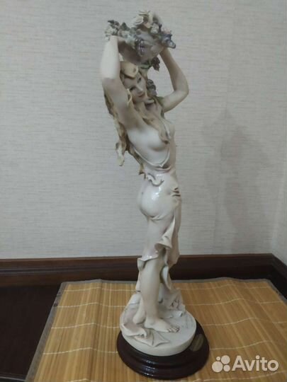 Статуэтка G. Armani леди Сирень и Розы фарфор