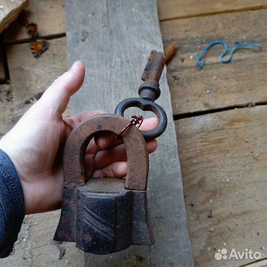 Навесной замок старинный