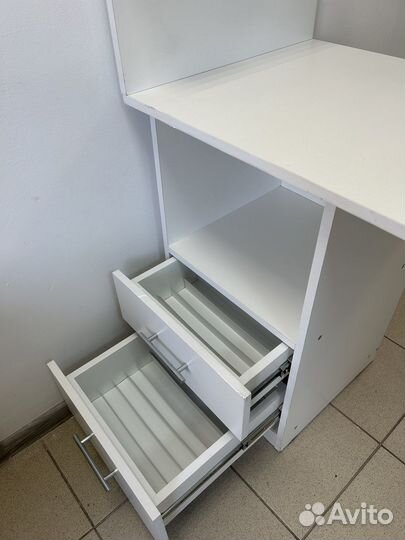 Маникюрный стол