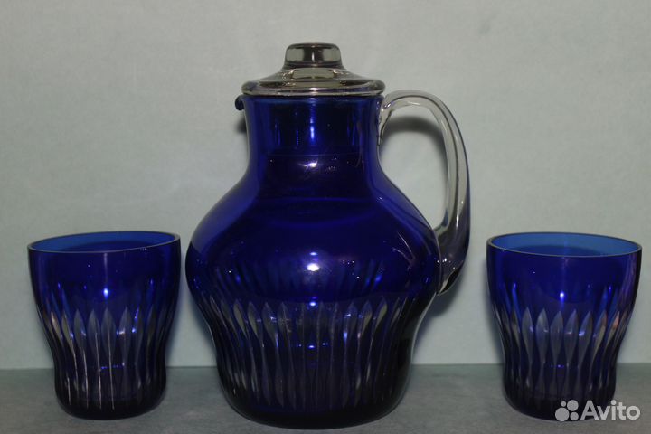 Хрустальный кувшин и стаканы